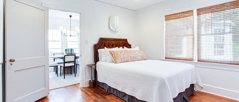 3 makuuhuonetta, työpöytä, silitysrauta/-lauta, ilmainen Wi-Fi