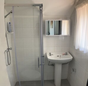 Dusche, Haartrockner, Handtücher, Seife