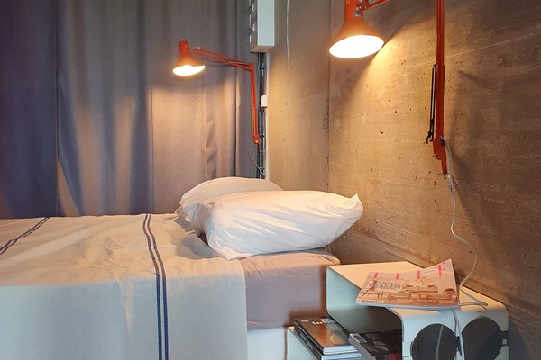 1 bedroom, bed sheets