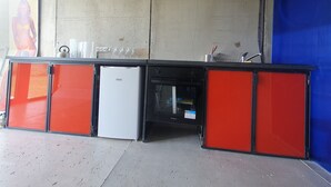 Una pequeña cocina equipada con refrigerador, horno y pileta.