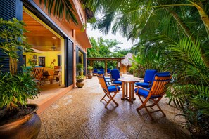 Outdoor dining - Villa Private Pool & Beach Club (Tamarindo)