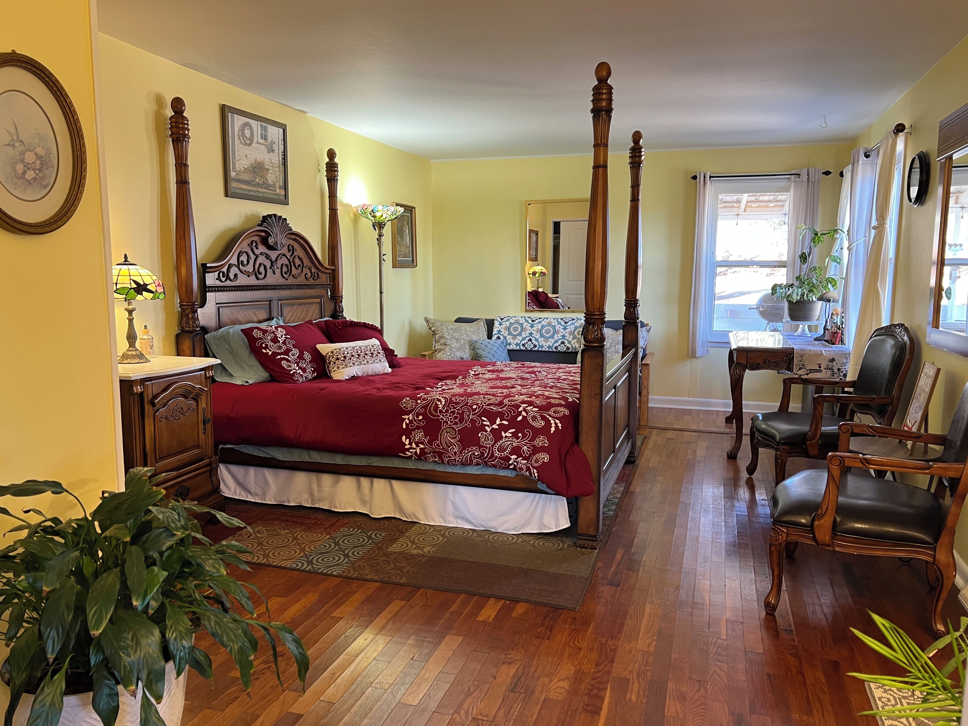 2 bedrooms, in-room safe, desk, iron/ironing board