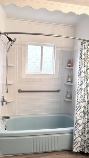 Séchoir à cheveux, serviettes fournies, savon, shampooing