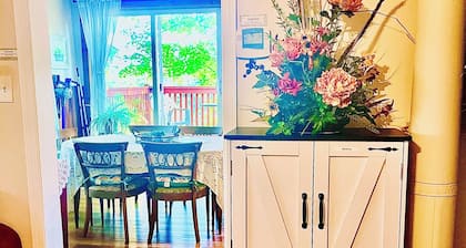 Viola’s Cottage -River access- Peaceful, scenic and Newly Renovated!