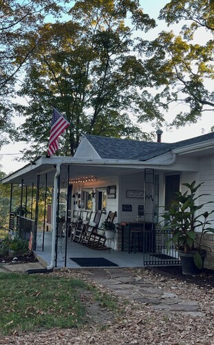 Viola’s Cottage -River access- Peaceful, scenic and Newly Renovated!