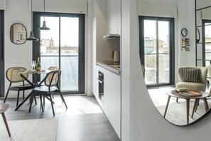 Réfrigérateur, four, cafetière/bouilloire, bouilloire électrique