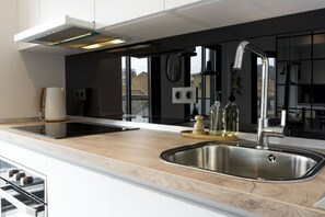 Kjøleskap, ovn, kaffetrakter/tekoker og vannkoker