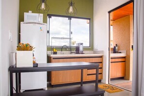 Réfrigérateur, four à micro-ondes, surface de cuisson, cafetière-théière