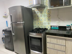 コンフォート アパートメント | 専用キッチン | 冷蔵庫、電子レンジ、オーブン、炊飯器