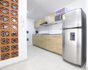 Kühlschrank, Mikrowelle, Wasserkocher mit Kaffee-/Teezubehör