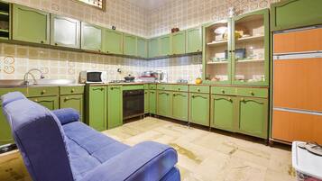 Refrigerador, parrilla de estufa y cafetera y tetera