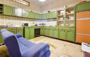 Kühlschrank, Mikrowelle, Herdplatte, Wasserkocher mit Kaffee-/Teezubehör