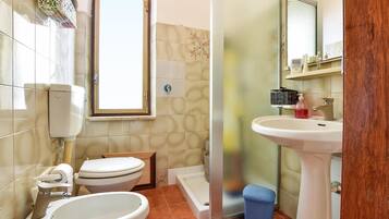 Douche, sĂšche-cheveux