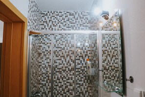 Serviettes fournies, savon, papier toilette