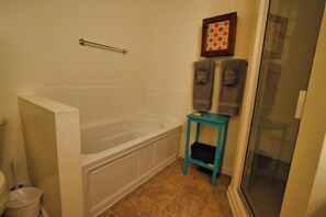 Sèche-cheveux, serviettes fournies, savon, shampoing