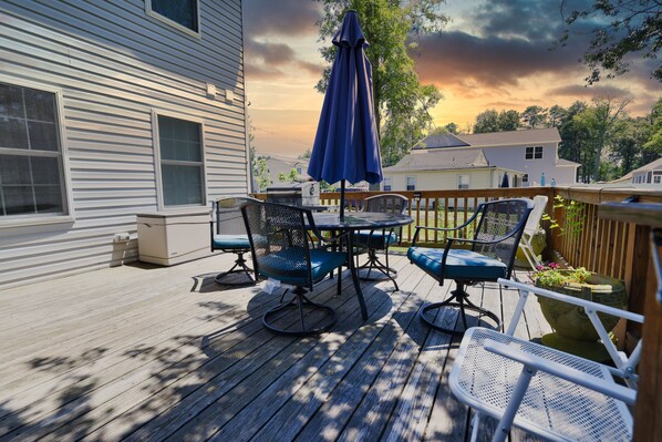 Outdoor dining - Lovely 5 bedroom home with TVs in each room. Fast wi-fi, easy walk to beach. (Colonial Beach)