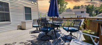 Lovely 5 bedroom home with TVs in each room. Fast wi-fi, easy walk to beach.