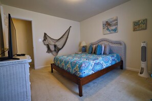 5 bedrooms, iron/ironing board, travel crib, free WiFi - Lovely 5 bedroom home with TVs in each room. Fast wi-fi, easy walk to beach. (Colonial Beach)