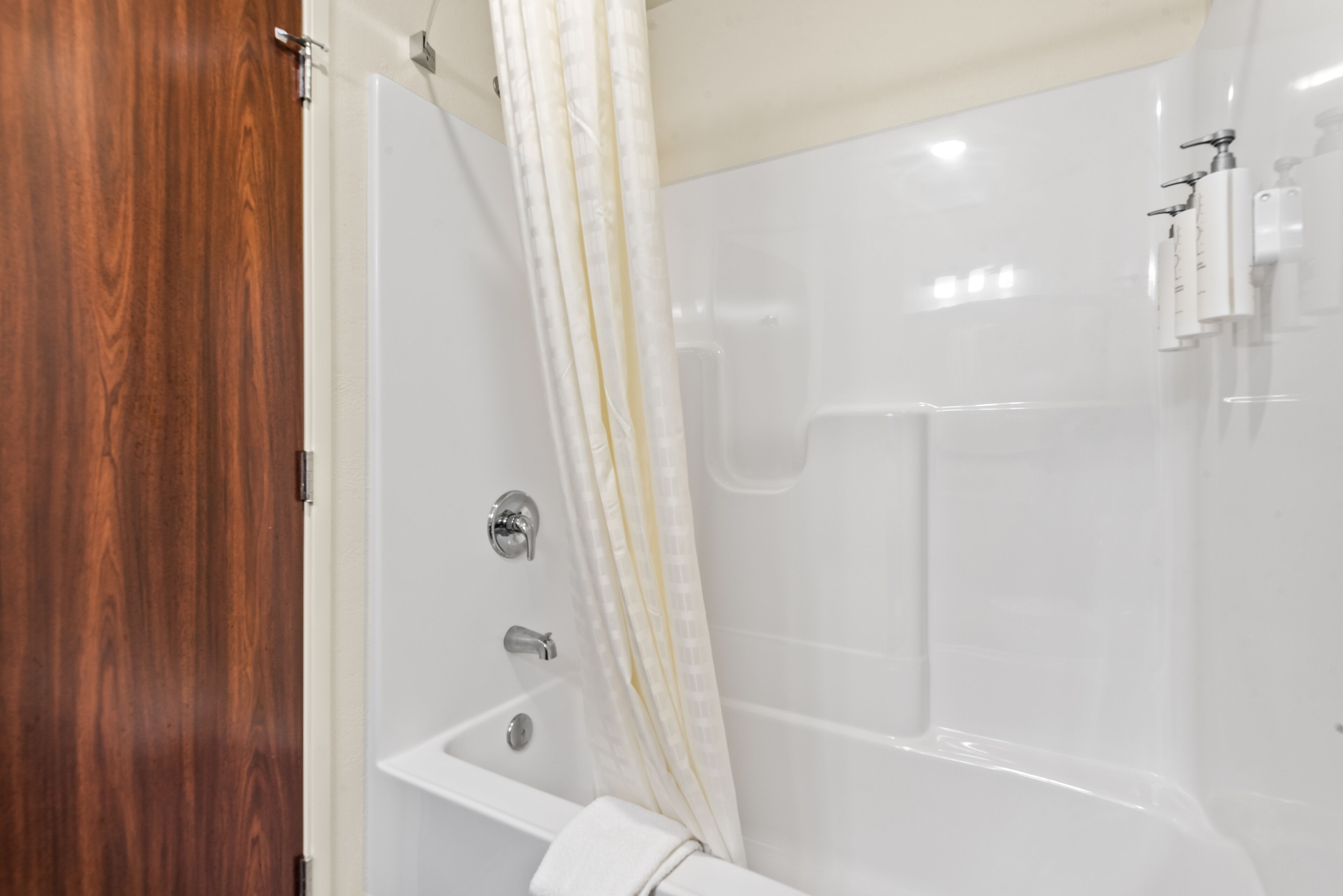 Un baño con bañera, ducha e inodoro.