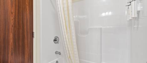 Un baño con bañera, ducha e inodoro.