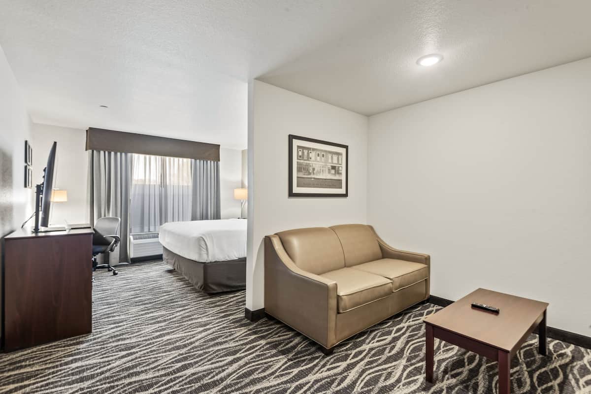 1 bedroom, down comforters, pillowtop beds, desk