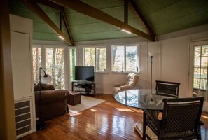 Living area - Lake Watauga Tree Retreat (Hampton)