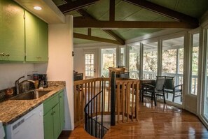 Private kitchen - Lake Watauga Tree Retreat (Hampton)
