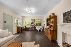 Een smart-tv en boeken