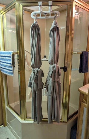 Een douche, een haardroger, handdoeken, zeep