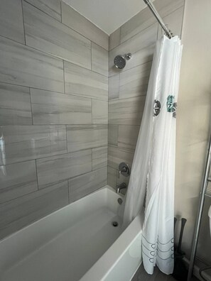 Haartrockner, Handtücher, Seife, Shampoo