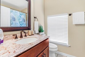 Hair dryer, towels, soap, shampoo - Steps to Beach, Short drive to Casinos, Coliseum, & all Biloxi's entertainment! (Biloxi)