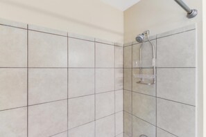 Séchoir à cheveux, serviettes fournies, savon, shampooing