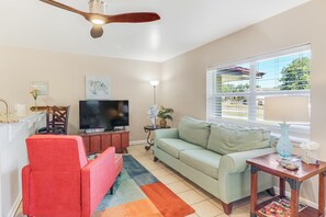 Smart TV - Steps to Beach, Short drive to Casinos, Coliseum, & all Biloxi's entertainment! (Biloxi)