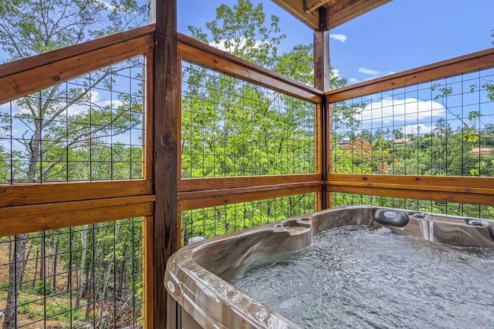 Gorgeous 2BD Cabin w\/ Fireplace +HOT TUB +Arcade
