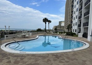 A heated pool - 🦩Book Me Baby! Gulf-Front Condo at Emerald Towers🦩 (Destin)