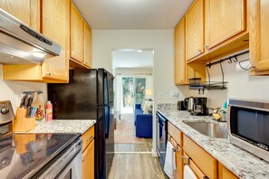 Fridge, microwave, stovetop, dishwasher - Beautiful Boulder Townhome: Walk to CU & Pearl St! (Boulder)