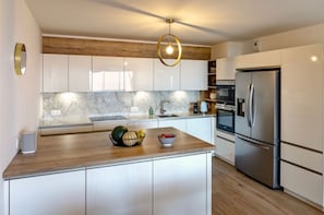 Refrigerador, microondas, horno y parrilla de estufa