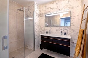 Dusche, Haartrockner, Seife, Toilettenpapier