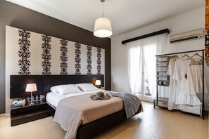 8 slaapkamers, een kluis op de kamer, een bureau
