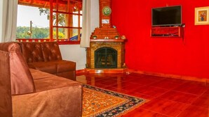 Family House | Living area | LCD TV, fireplace - Pousada Vale do Horizonte (Camanducaia)