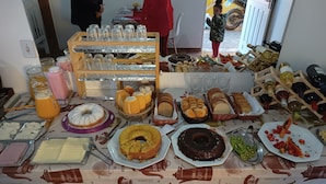 Free daily buffet breakfast - Pousada Vale do Horizonte (Camanducaia)