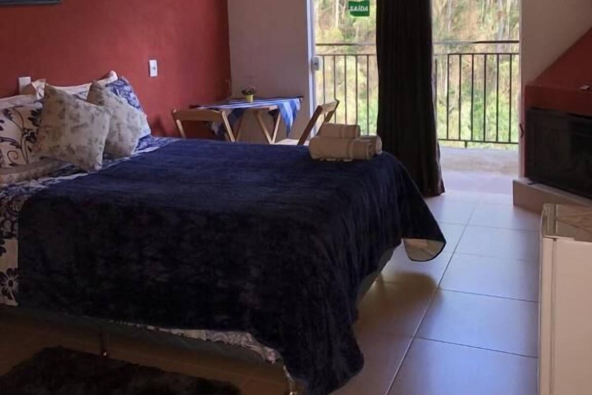 Cortinas opacas, wifi gratis, ropa de cama