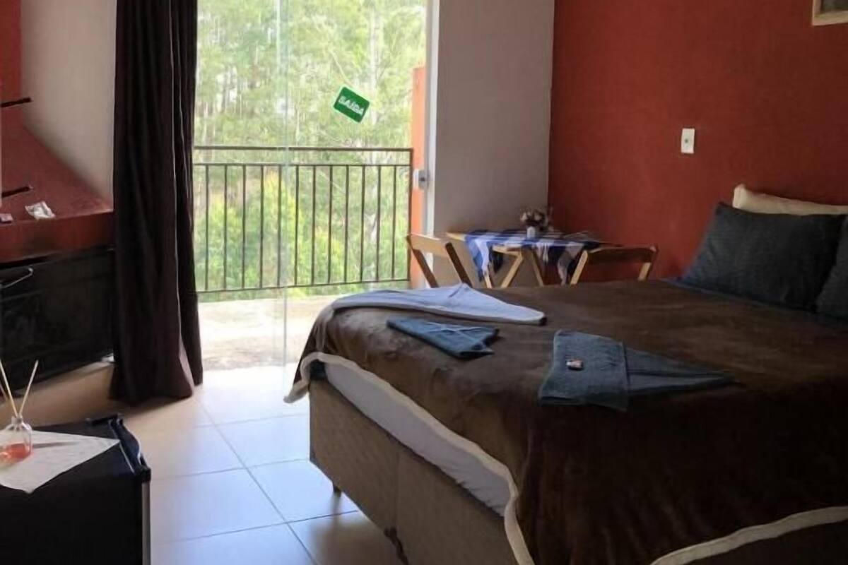 Cortinas opacas, wifi gratis, ropa de cama