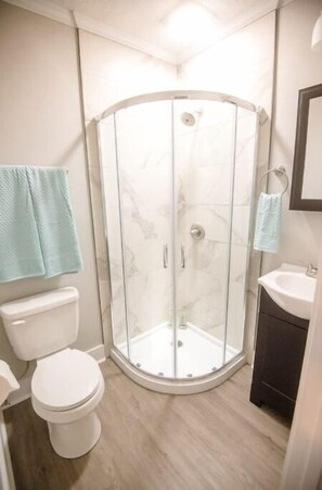 Shower, towels - Haven on Highland (Augusta)