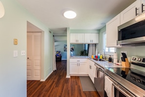 Fridge, microwave, oven, stovetop - Escape to Paradise: Discover a Spectacular vacation for Unforgettable Getaways (Hampton)