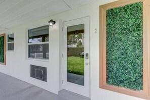 Exterior detail - The Amazon by Holiday Park Near the Beach at Las Olas (Fort Lauderdale)