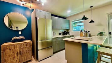 Refrigerador, microondas, horno, placa de cocina