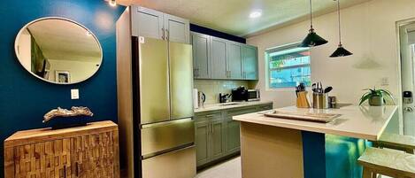 Kühlschrank, Mikrowelle, Ofen, Herdplatte