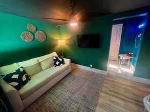 A living room with a sofa, a lamp, and a ceiling fan. - Moody Stoody-O Near Las Olas Beach & Holiday Park (Fort Lauderdale)