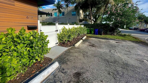 A residential area with a house number 618, a driveway, and a small garden with shrubs. - Moody Stoody-O Near Las Olas Beach & Holiday Park (Fort Lauderdale)